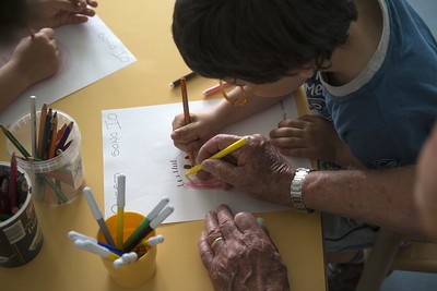 attivita' con penne, matite e... nonni del cuore